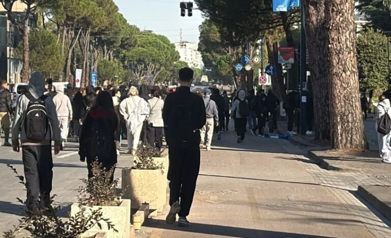 Gjimnazistët dhe studentët bojkotojnë mësimin, nisin marshimin në rrugët e Tiranës
