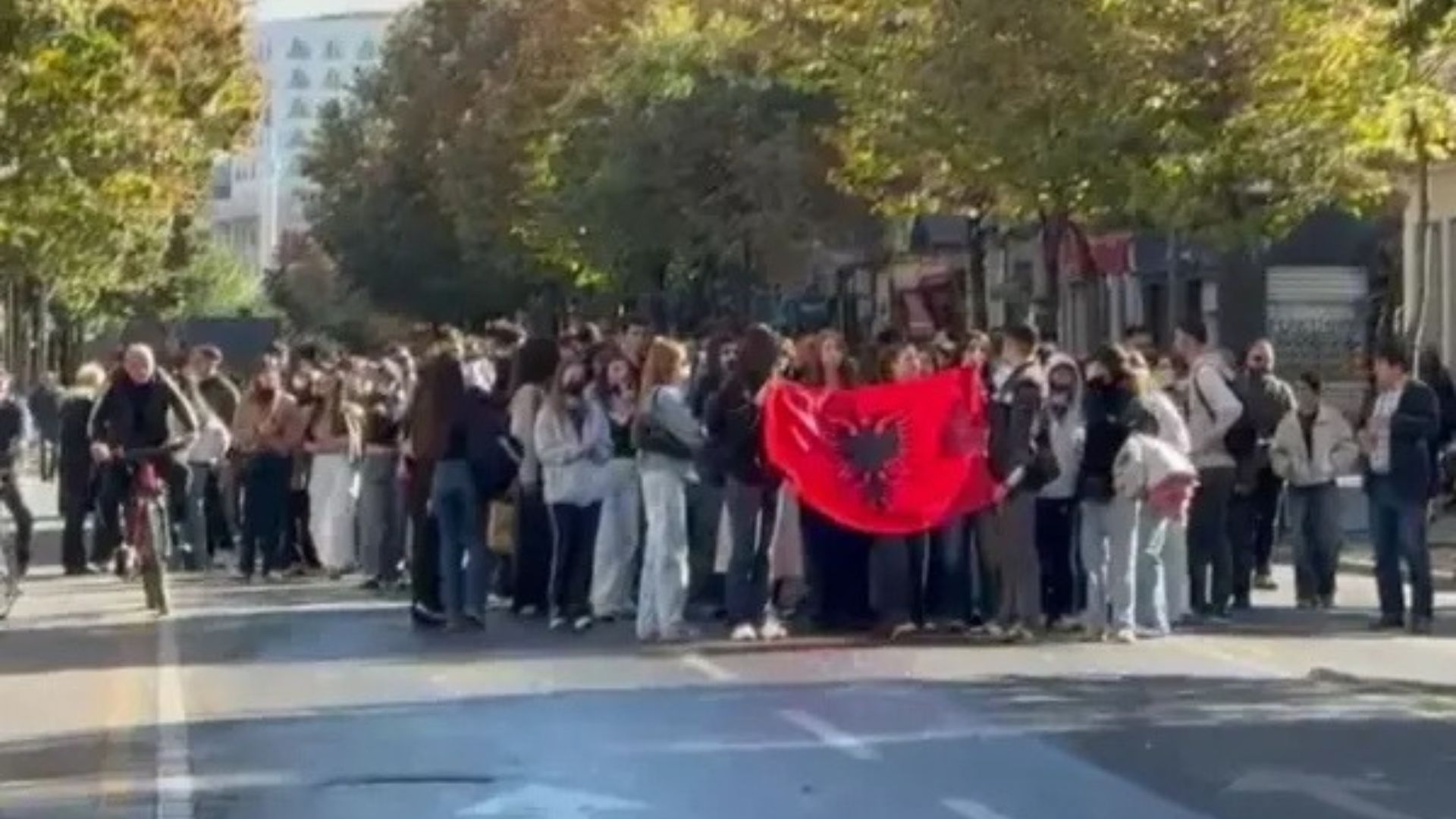 Two protests in Tirana, students and the DP on the streets, 1,500 police officers on standby