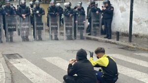 Pamje nga protesta/ Të vegjlit përballë policisë, flamuri kuqezi valëvitet pas tyre