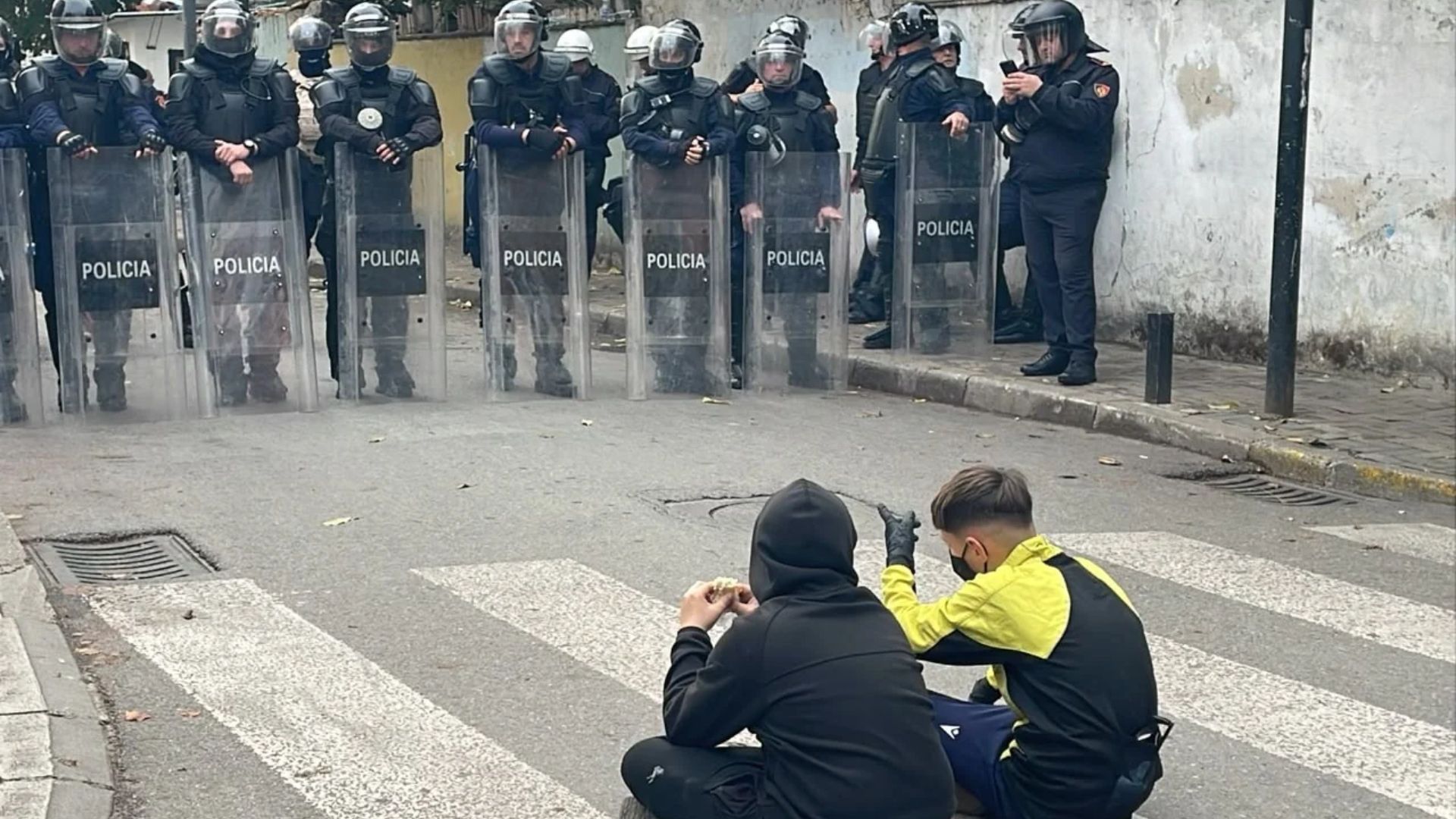 Pamje nga protesta/ Të vegjlit përballë policisë, flamuri kuqezi valëvitet pas tyre