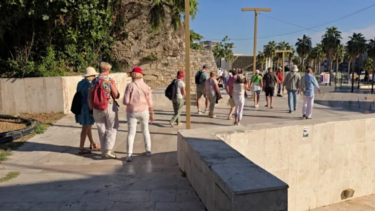 Durrësi tërheq turistë edhe në tetor, të huajt: Qytet dinamik dhe plot jetë