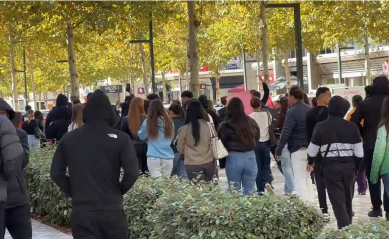 “Bashkohuni me ne”, studentët në Vlorë marshojnë në drejtim të rektoratit