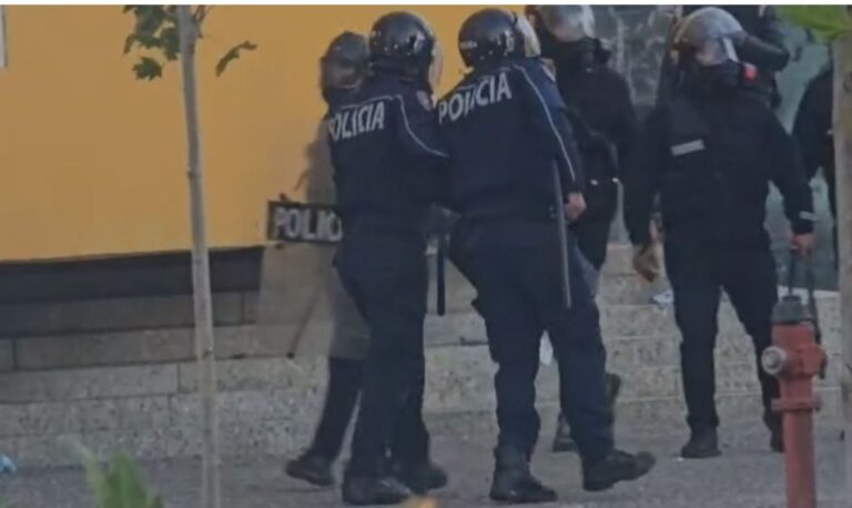 Lëndohet efektivi, kolegët e ndihmojnë të largohet nga zona e rrezikut