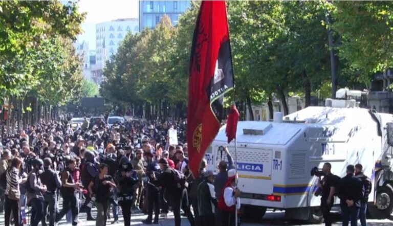 Tërhiqet policia me autobot uji, u liron rrugën protestueve te rruga e Durrësit (VIDEO)