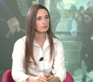 Studentja virale godet sërish Ramën: Për një karrige po ushqen dhunën. Nesër të gjithë në shesh