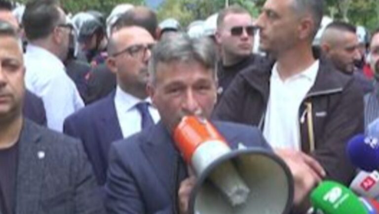 Kreu i Fushë-Arrëzit në protestë, Curri: Shkrirja e bashkive prek 300 mijë qytetarë