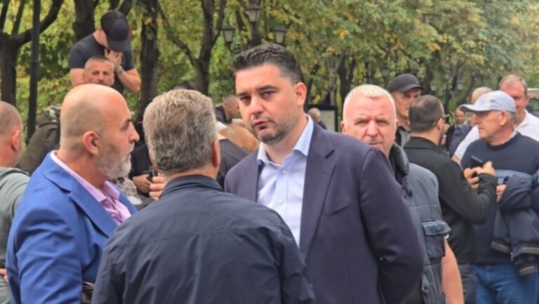 Fisnik Qosja i bashkohet protestës para Kuvendit
