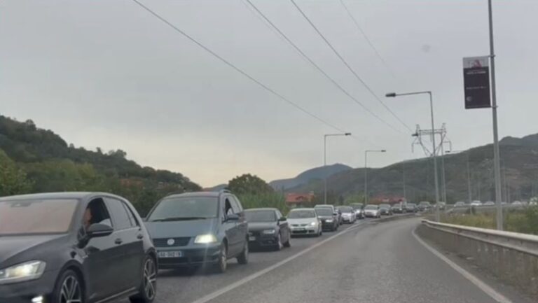Tiranë-Elbasan, qindra automjete në radhë pranë rrethrrotullimit të Bradasheshit