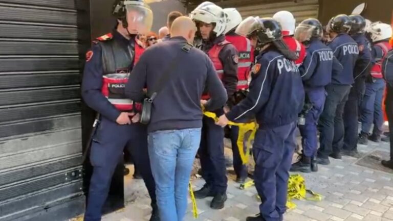 Policia kontrolle në çdo rrugë, një grup studentët nuk tërhiqen