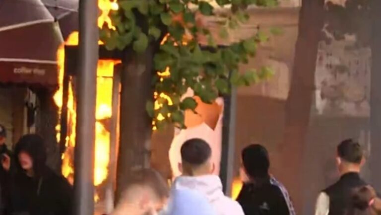 Zjarr dhe gaz lotsjellës në ”Rrugën e Durrësit”, studentët i vënë flakën banerit para bizneseve