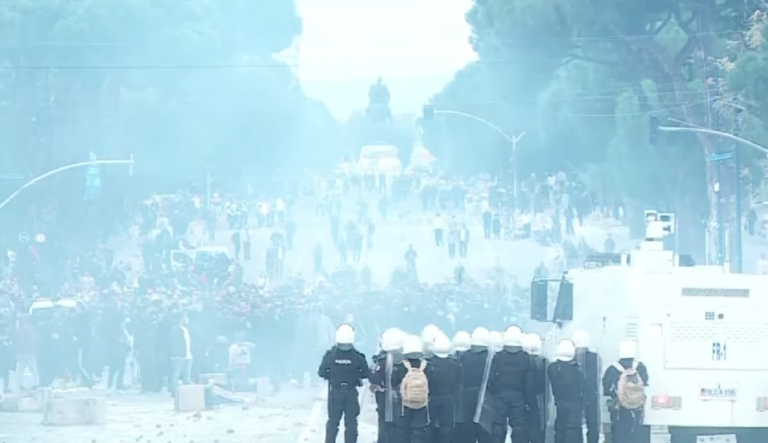 VIDEO/ Zona tek Kryeministria mbulohet nga gazi lotsjellës, protestuesit përgjigjen me gurë