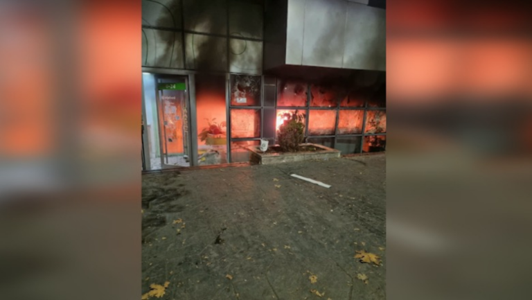 VIDEO/ Protestuesit i vënë flakën bankës OTP tek ”Myslym Shyri”