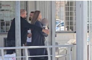 Me djalin e vogël në krah Ajola Xoxa, shkon të takojë Veliajn në burgun e Fierit